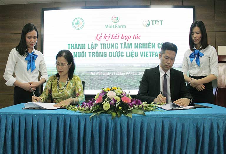 Kí kết hợp tác giữa Viện Y dược dân tộc và Vietfarm