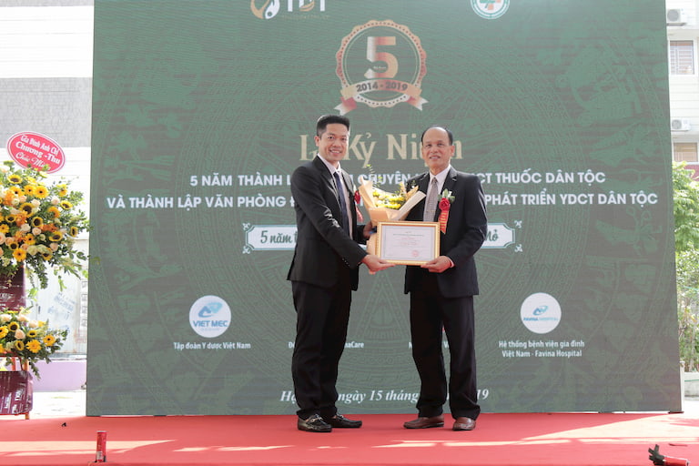 Trao giấy chứng nhận thành lập phân Viện tại Quảng Ninh