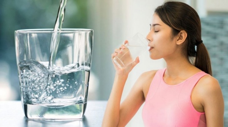 Uống nhiều nước ngăn trào ngược dạ dày 