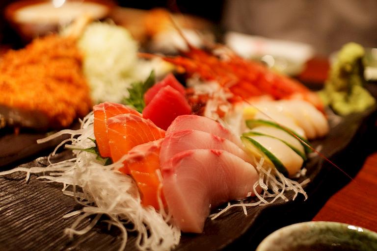 Hạn chế ăn sashimi để phòng tránh nguy cơ nhiễm vi khuẩn HP