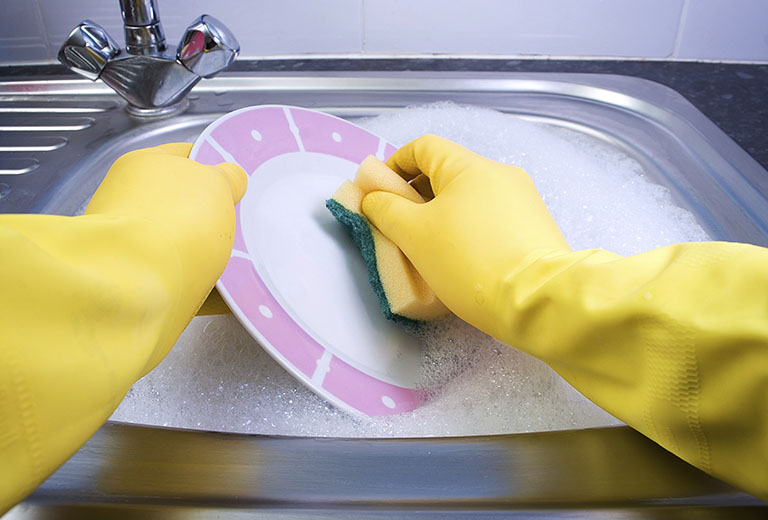Hạn chế tiếp xúc với các hóa chất tẩy rửa hoặc đeo găng tay cao su để bảo vệ làn da