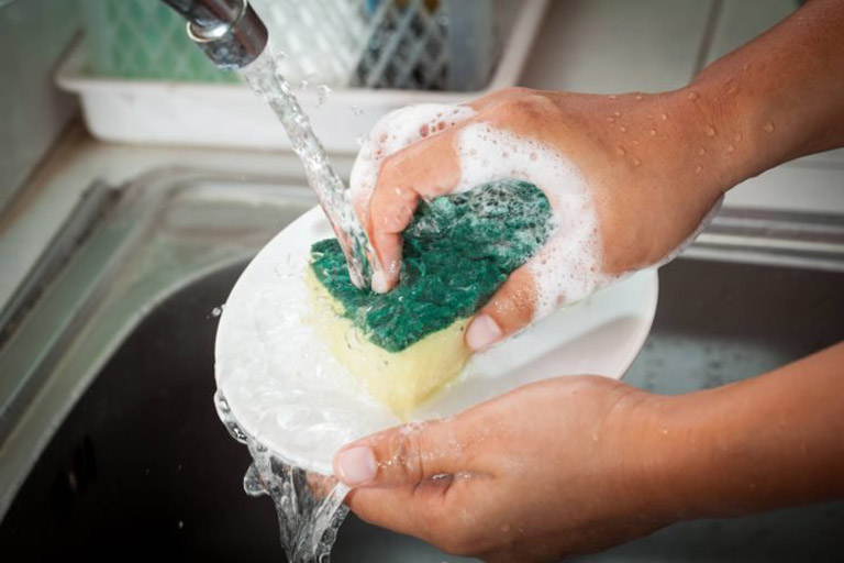 Tiếp xúc với xà phòng, hóa chất tẩy rửa độc hại… là một trong những nguyên nhân hàng đầu gây bệnh vảy nến