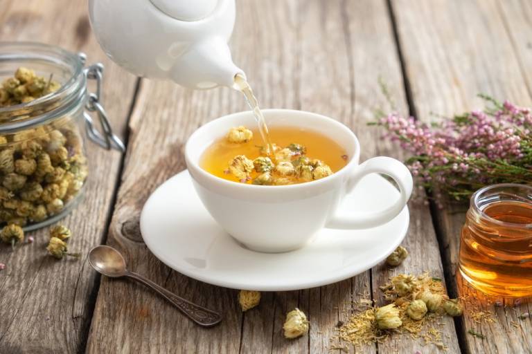 Uống trà hoa cúc chữa dị ứng thời tiết