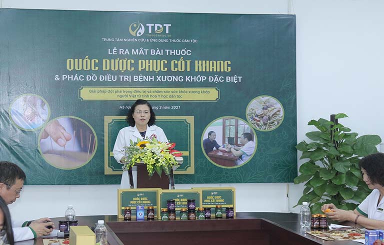 Tiến sĩ, bác sĩ Nguyễn Thị Vân Anh phát biểu trong buổi lễ ra mắt bài thuốc