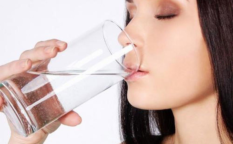 Uống nước ấm giúp bạn giảm cơn đau dạ dày hiệu quả
