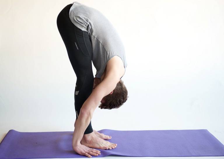 Yoga Uttanasana - Bài tập chữa rối loạn cương dương tại nhà hiệu quả dễ tập