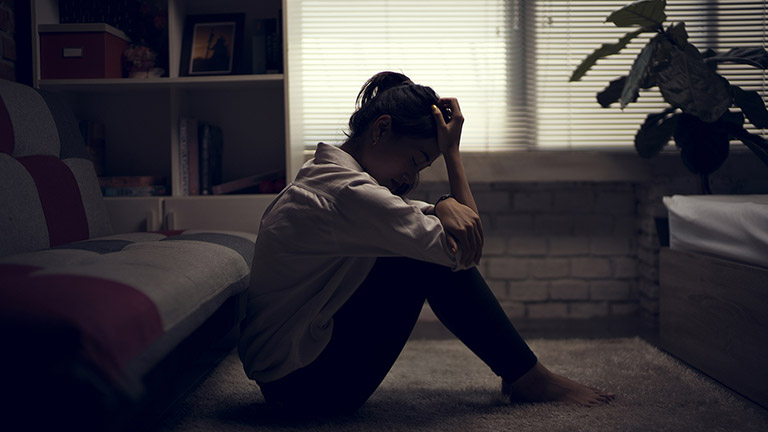 Mắc bệnh lo âu quá mức dẫn đến trầm cảm và kéo theo tình trạng mất ngủ, khó ngủ về đêm