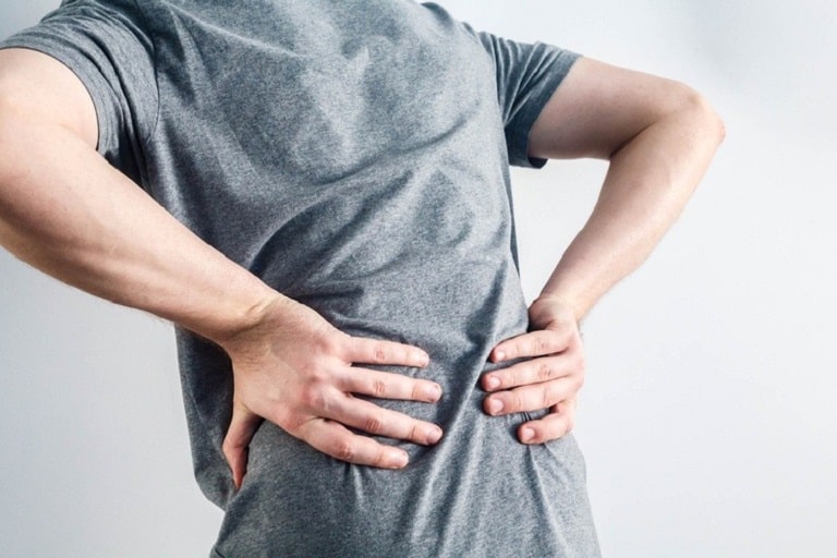 Có rất nhiều nguyên nhân gây ra triệu chứng đau lưng