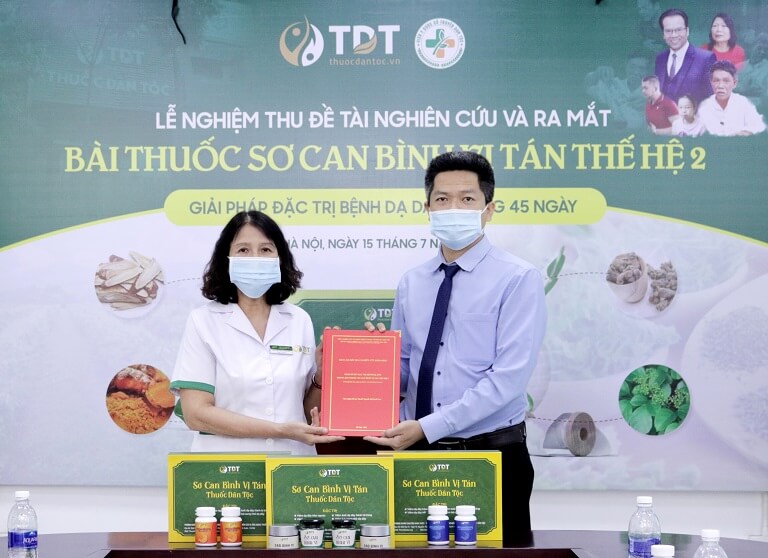 Bác sĩ Tuyết Lan trao đề tài và kết quả nghiên cứu cho đại diện Trung tâm – ông Nguyễn Quang Hưng