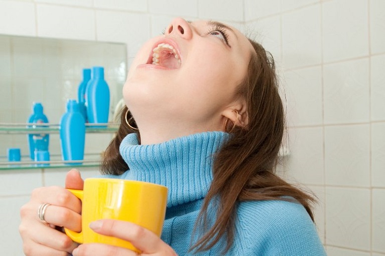 Cách dùng nước muối súc miệng chữa viêm họng 