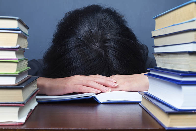 cách chống buồn ngủ khi học bài khuya