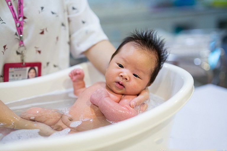 Hướng dẫn cách tắm cho trẻ khi bị viêm phế quản 