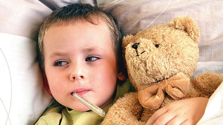 Trẻ bị viêm phế quản sốt nhiều ngày do đâu? Có nguy hiểm không? 