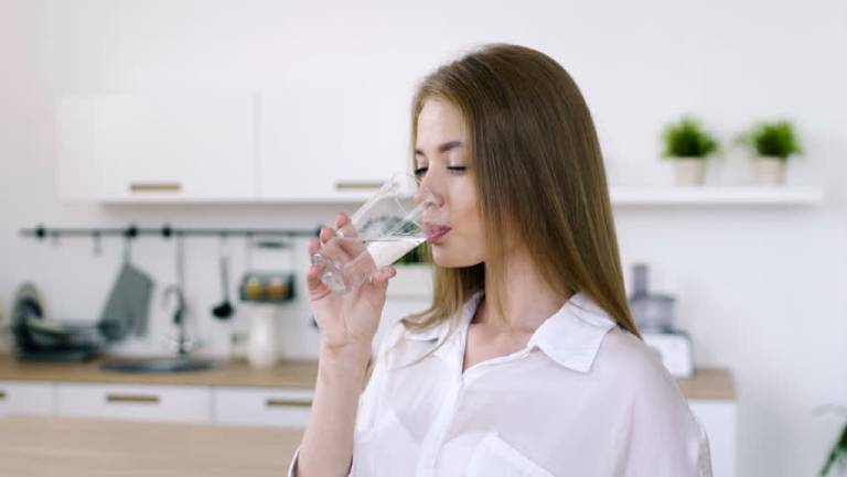 Người bị viêm đau khớp gối cần uống đủ nước