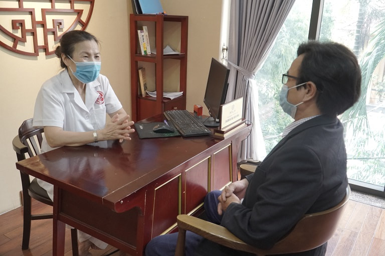 Bác sĩ Nguyễn Thị Vân Anh khám bệnh trực tiếp cho bệnh nhân tại Nhất Nam Y Viện