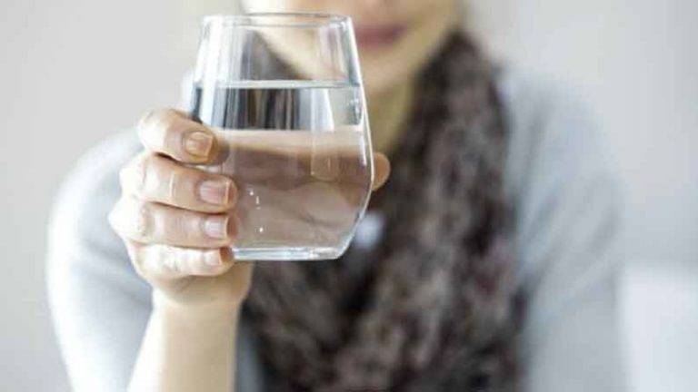 Uống nước lọc giúp làm dịu cổ họng