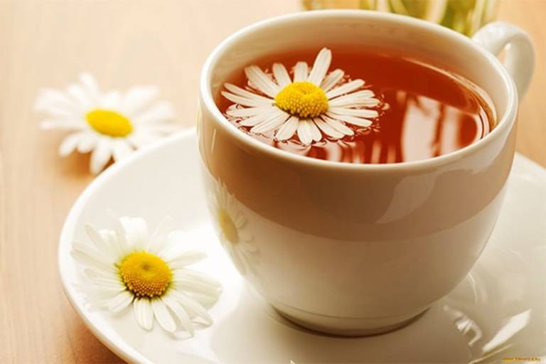 Giảm đau họng với trà hoa cúc