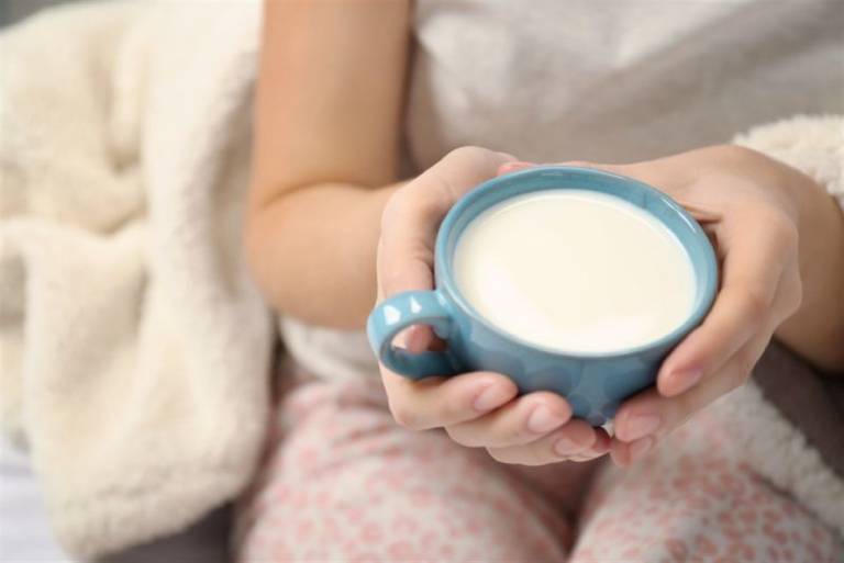Bị đau họng nên uống gì? Sữa tươi