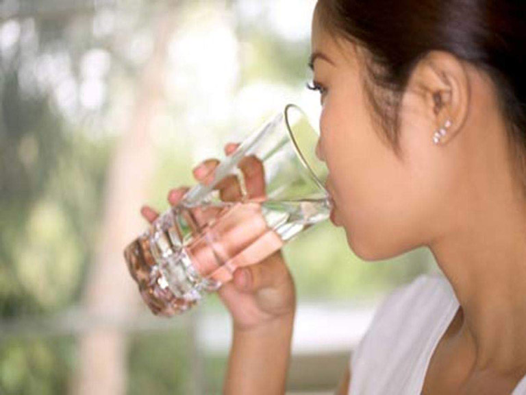 Viêm cầu thận có nên uống nhiều nước
