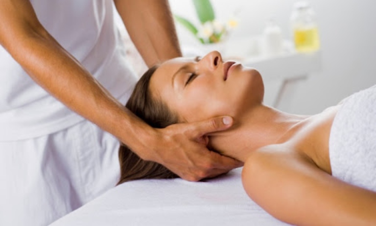 Lợi ích của việc massage trị liệu đau vai gáy