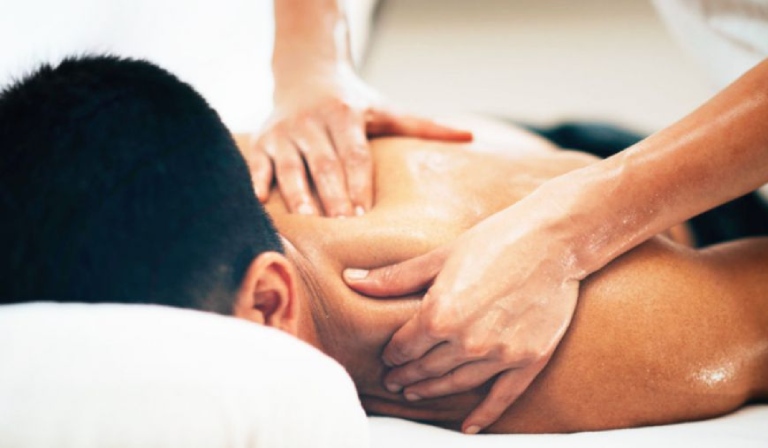 Lợi ích của việc massage trị liệu đau vai gáy