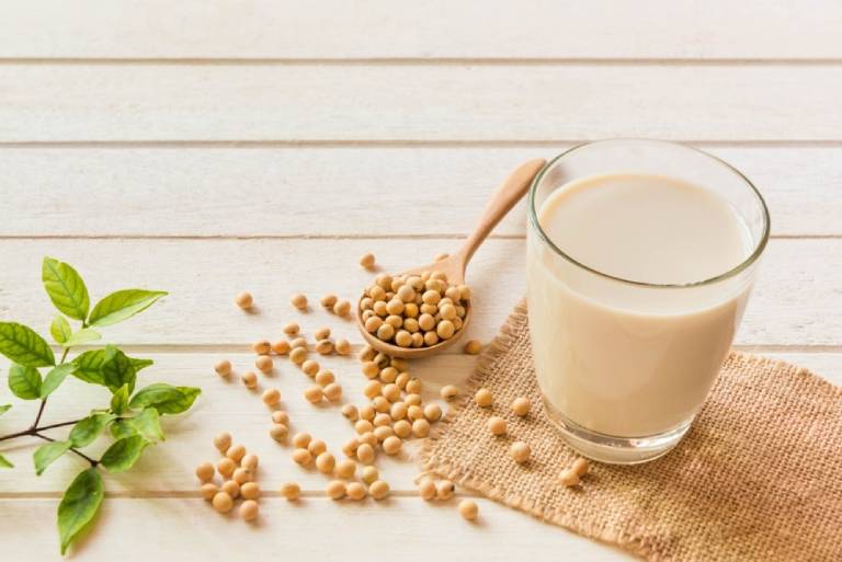 Thoái hoá khớp nên uống sữa gì? Sữa đậu nành