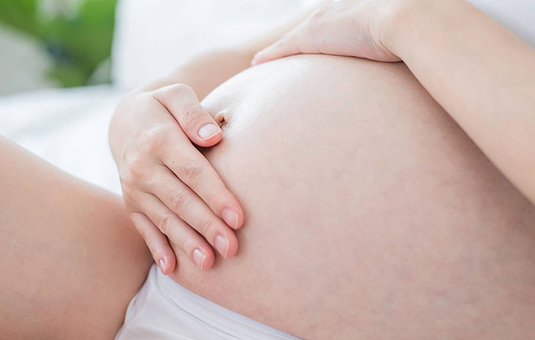 Mang thai có ra huyết trắng không?