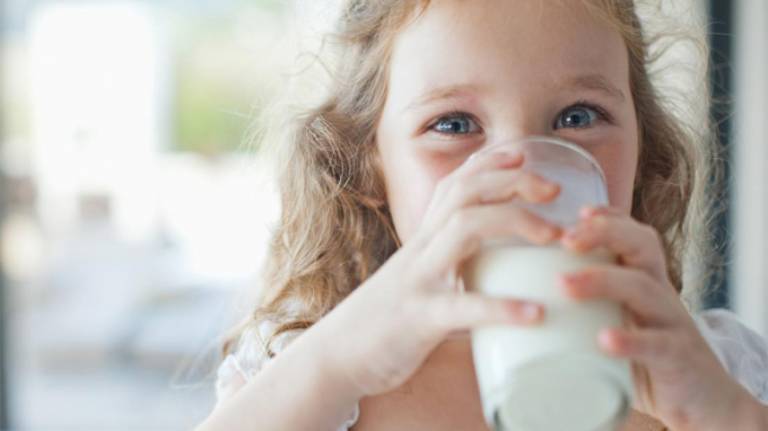 Uống Sữa Tươi Có Bị Táo Bón Không? 6 loại sữa dành cho trẻ