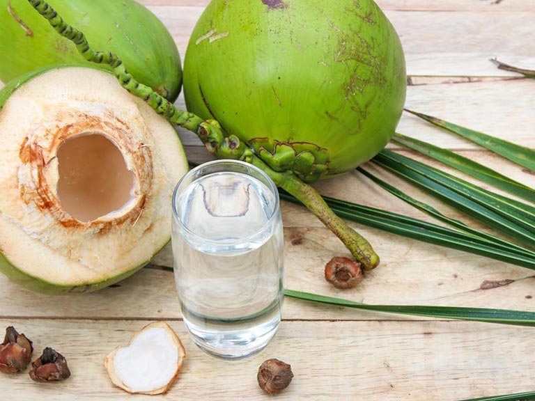 Uống nước dừa giúp giảm cơn đau dạ dày