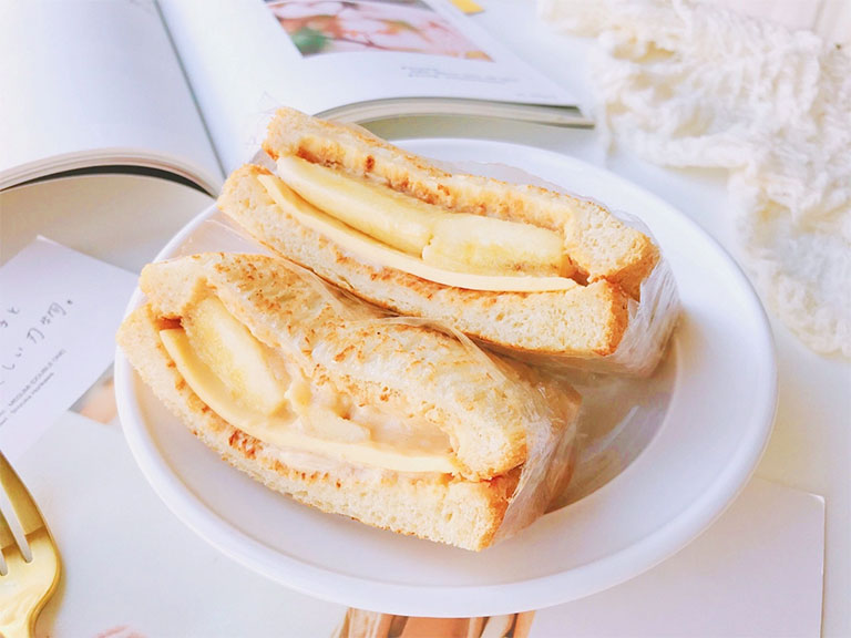 Chuyên gia sức khỏe khuyến nghị người bệnh nên bổ sung bánh mì kẹp chuối vào bữa ăn sáng