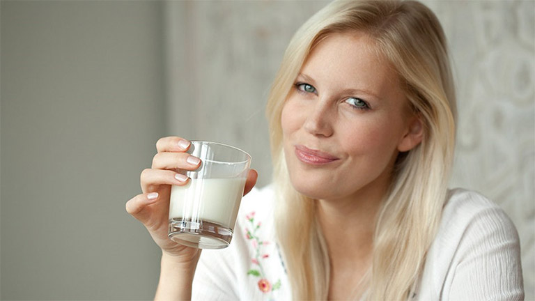 sữa có khả năng làm dịu cơn đau, giảm viêm loét dạ dày