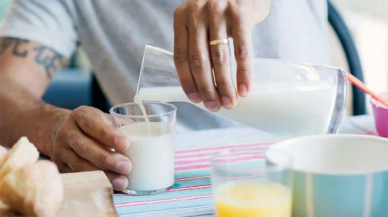Lưu ý quan trọng cho người đau dạ dày khi uống sữa