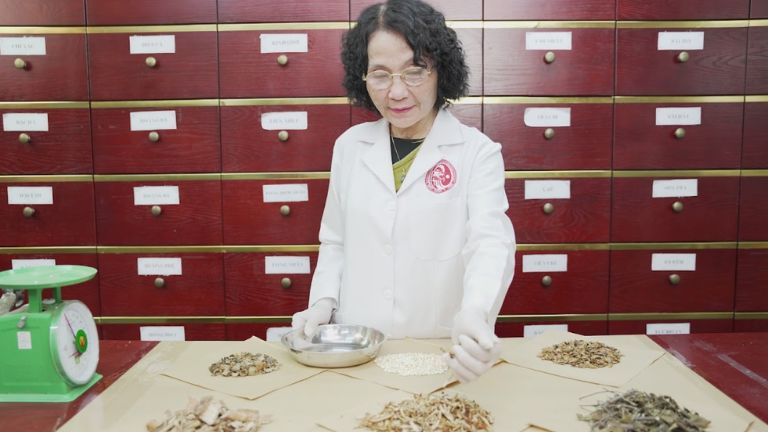 Bác sĩ Lê Phương tiến hành bốc thuốc kê đơn cho người bệnh