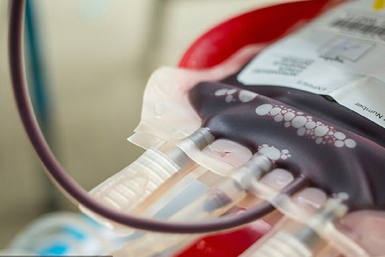 Thực hiện truyền máu để chống mất máu quá nhiều gây sốc hay thậm chí tử vong