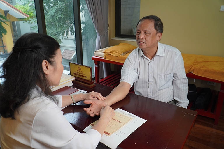 Chú Thuận được bác sĩ thăm khám cẩn thận trước khi kê đơn