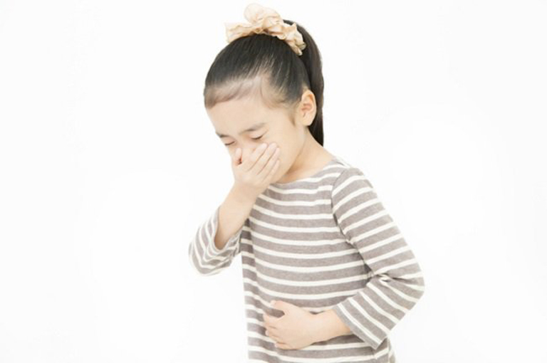 Trẻ thường xuyên nôn ói là một trong những dấu hiệu của bệnh