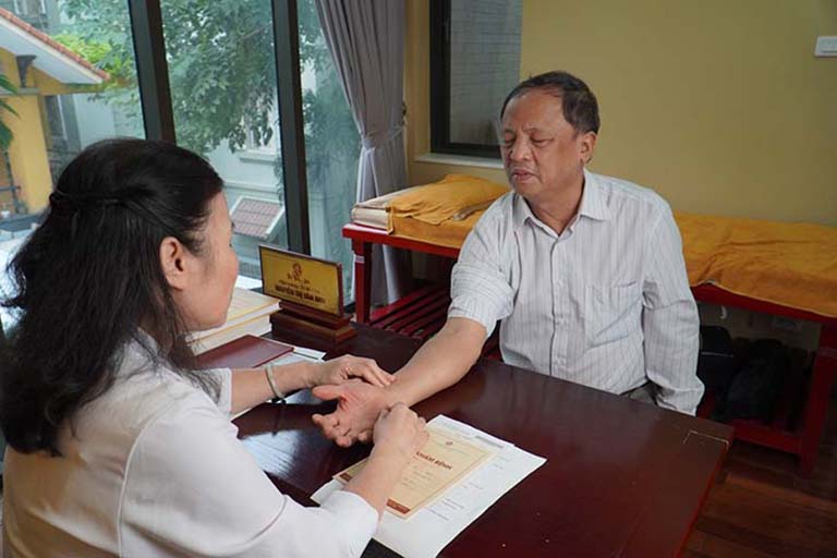 Chú Thuận được bác sĩ tại Nhất Nam Y Viện thăm khám cẩn thận