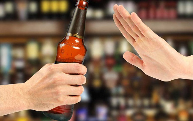 Trước và sau khi khai thông huyệt, người bệnh không dùng bia rượu