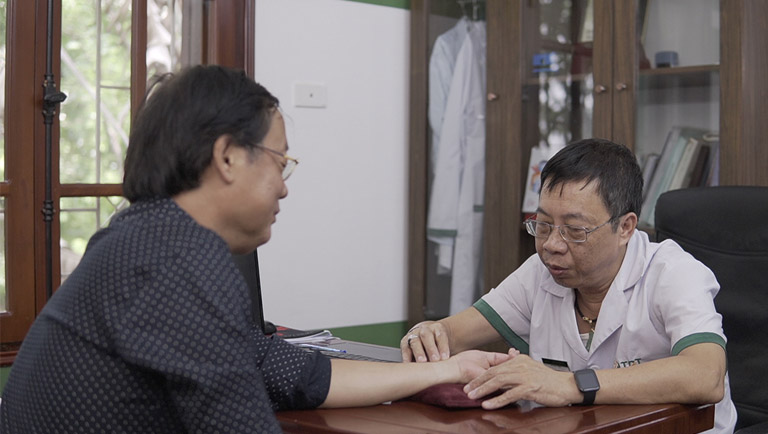 Bác sĩ Tuấn gắn bó với công tác khám chữa bệnh xương khớp