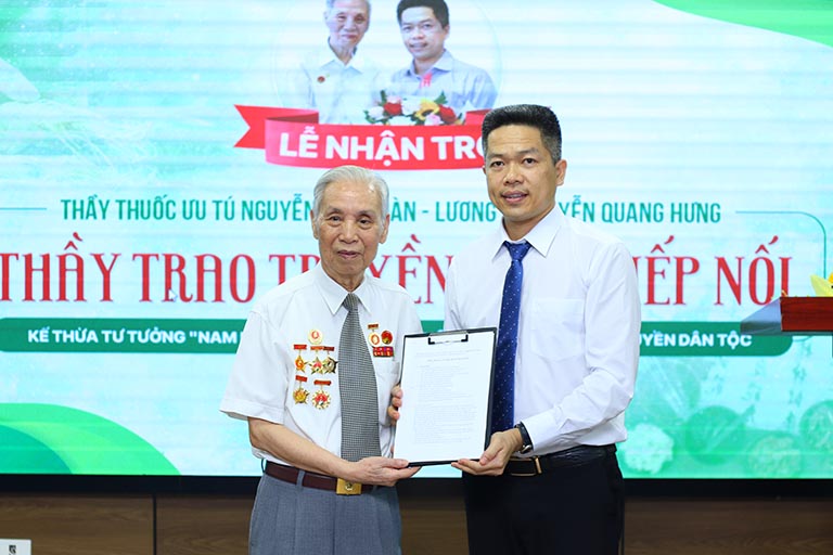 Thầy Đoàn trao lại một số công thức bài thuốc và tài liệu có giá trị cho Lương y Nguyễn Quang Hưng