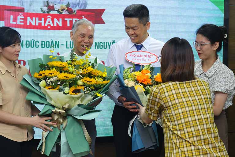 Buổi lễ thành công tốt đẹp, thầy Đoàn và Lương y Nguyễn Quang Hưng nhận hoa chúc mừng