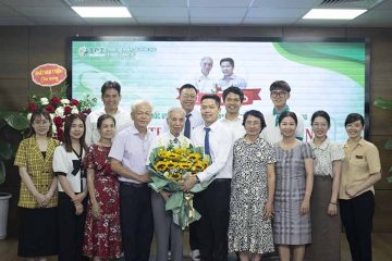 Thầy thuốc ưu tú, bác sĩ Lê Hữu Tuấn đại diện Viện Y Dược cổ truyền dân tộc tham dự lễ nhận trò