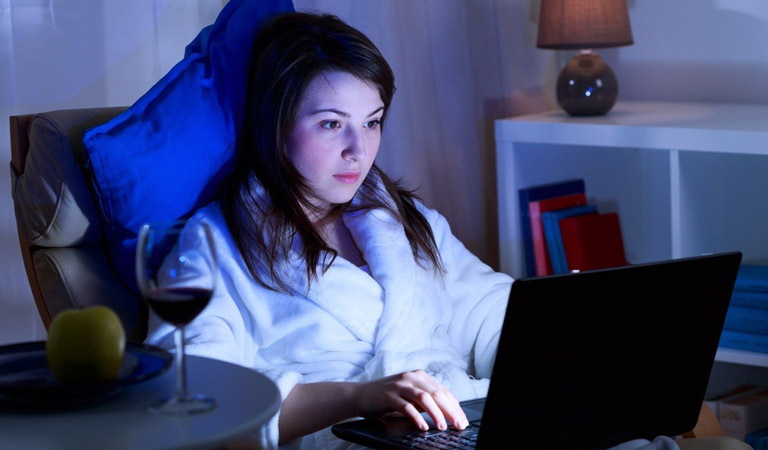 Thức khuya liên tục dễ gây rối loạn kinh nguyệt