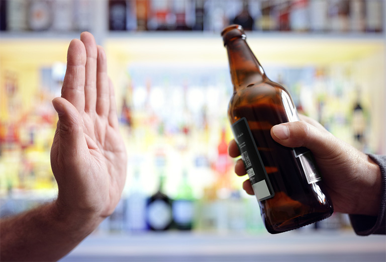 Trong quá trình uống sâm Alipas, nam giới hạn chế tối đa tiêu thụ bia rượu