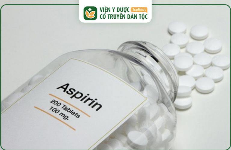Aspirin là dẫn xuất của axit acetylsalicylic, thuộc nhóm thuốc chống viêm không steroid
