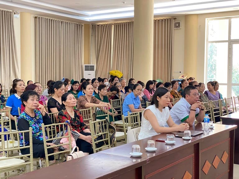 Hội thảo có sự tham gia của BS Lê Hữu Tuấn, đông đảo khách mời và bà con phường Khương Đình