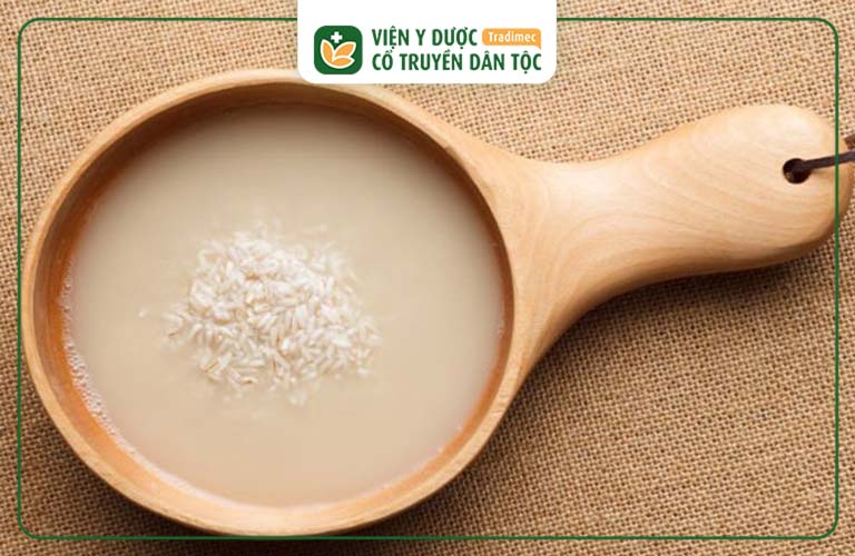 Nước vo gạo chứa rất nhiều vitamin và các axit hữu cơ