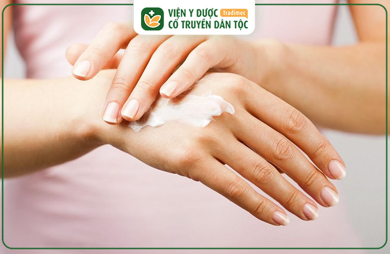 Dùng kem dưỡng da tay có chứa thành phần tự nhiên lành tính