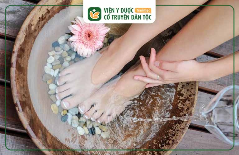 Ngâm chân bằng nước ấm giúp tăng cường lượng máu lưu thông
