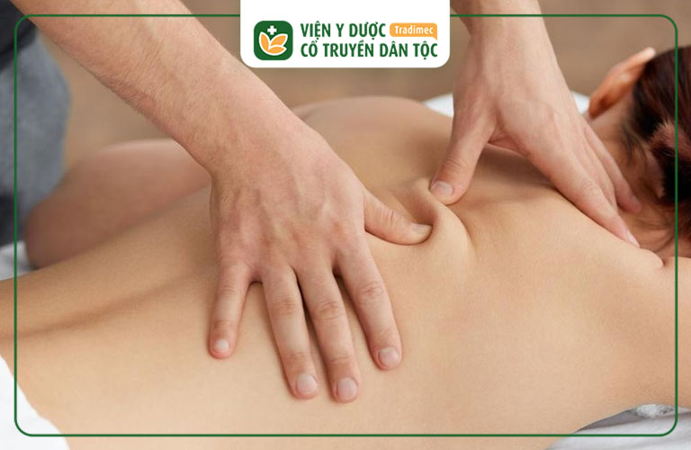 Các chữa thoái hóa cột sống tại nhà được áp dụng phổ biến là Massage